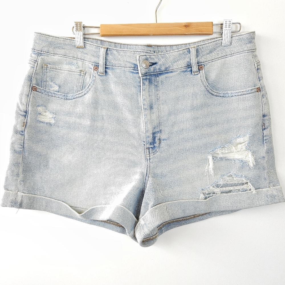 NWT American Eagle Mom Jean Shorts Light Wash Cuffed Distressed Stretch Size 16
